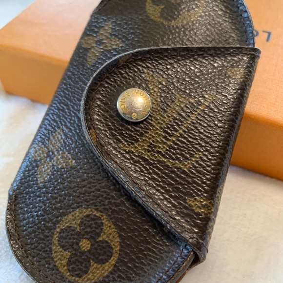 Authentic Louis Vuitton 4 Key Holder - Picture 2 of 8